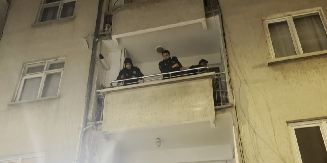 Üçüncü kattan ikinci katın balkonuna düşen çocuk ağır yaralandı