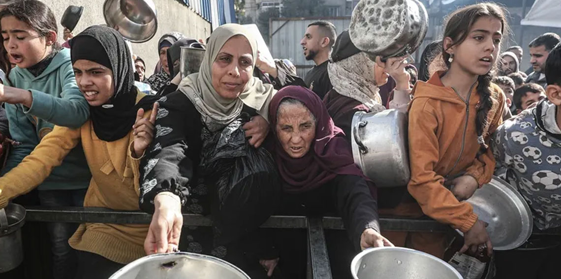 Gıda krizinin devam ettiği Gazze'de yemek dağıtımı gerçekleştirildi