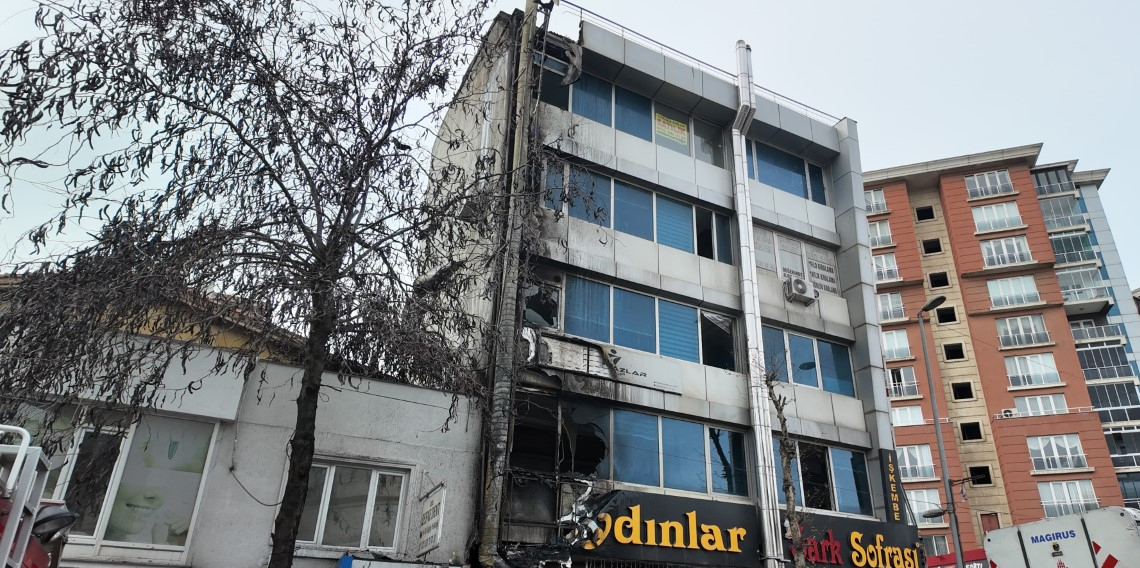 Esenyurt’ta iş hanında korkutan yangın