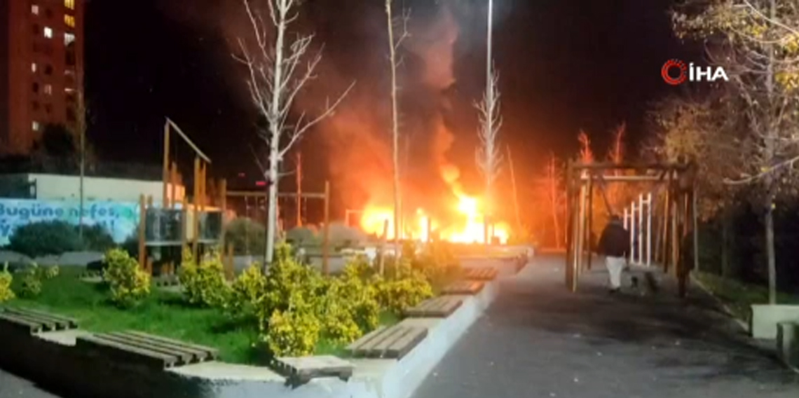 Beylikdüzü’nde çocuk parkı alev alev yandı