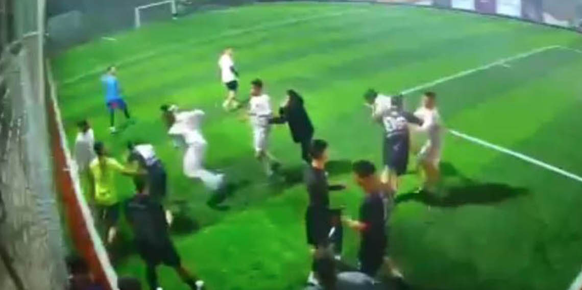 Halı sahada tekme-tokat kavga