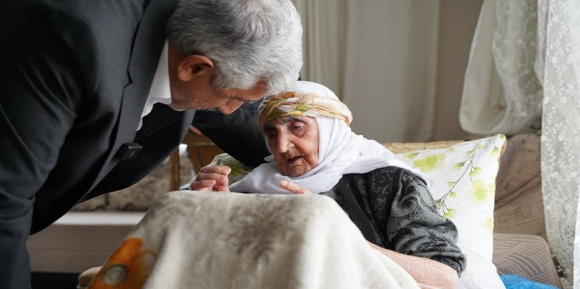 Adıyamanlı Hanım Orman, 105 yaşında AK Parti’ye üye oldu