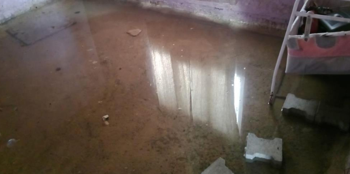 Evlerini su basan aile, geçici olarak lojmana yerleştirildi