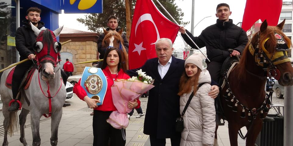 Dünya Boks Şampiyonu Turhan, memleketi Bayburt’ta davul zurnayla karşılandı