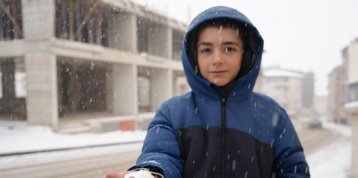 Bayburt güne kar yağışıyla uyandı