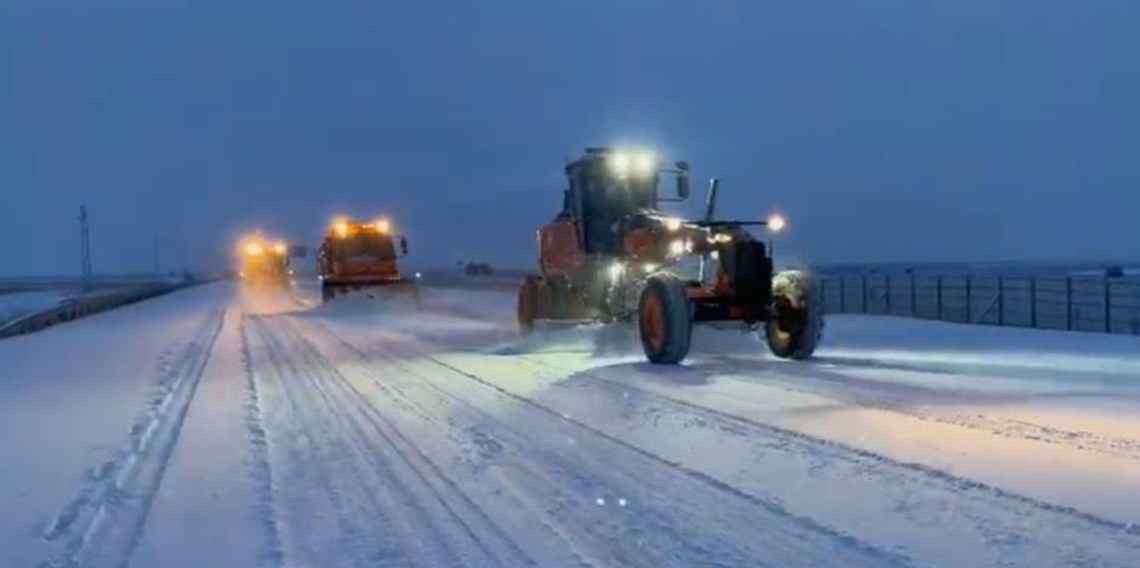 Aşkale’de sabahın ilk ışıklarıyla karla mücadele çalışması
