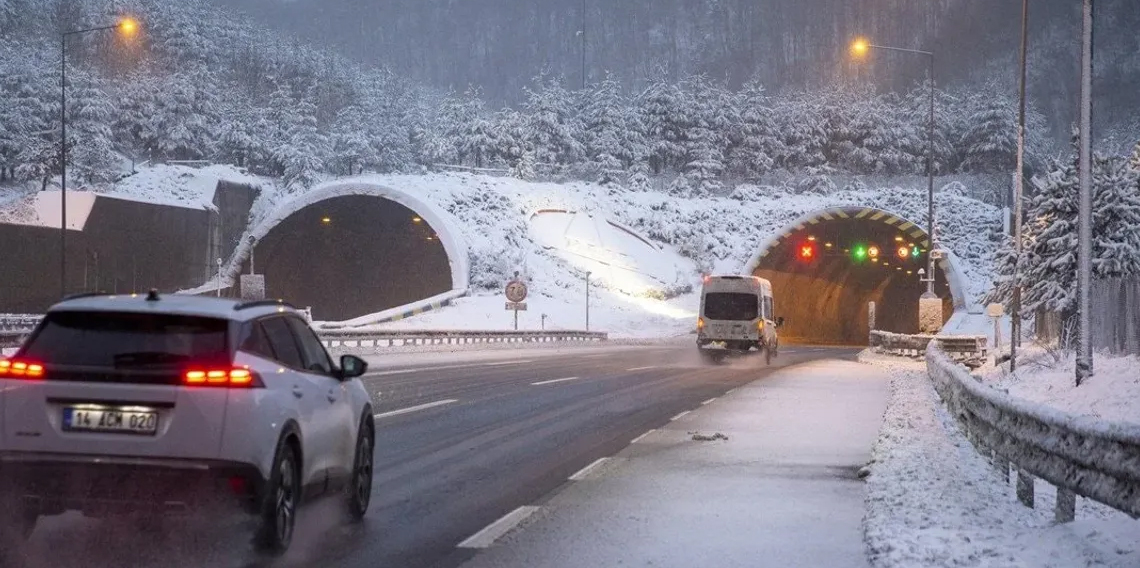 Başkentliler güne karla uyandı