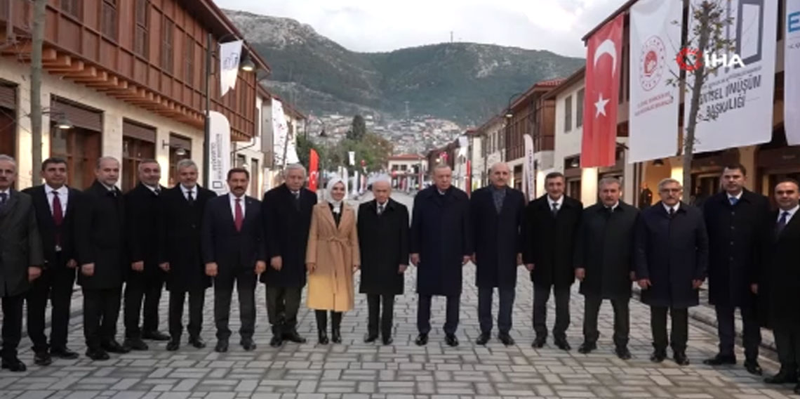 Kurtuluş Caddesi’nde yeniden ışıklar yandı