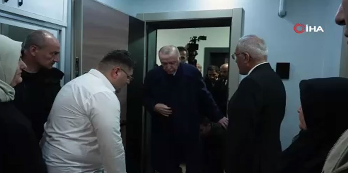 Cumhurbaşkanı Erdoğan, depremzede aileyi yeni yuvasında ziyaret etti