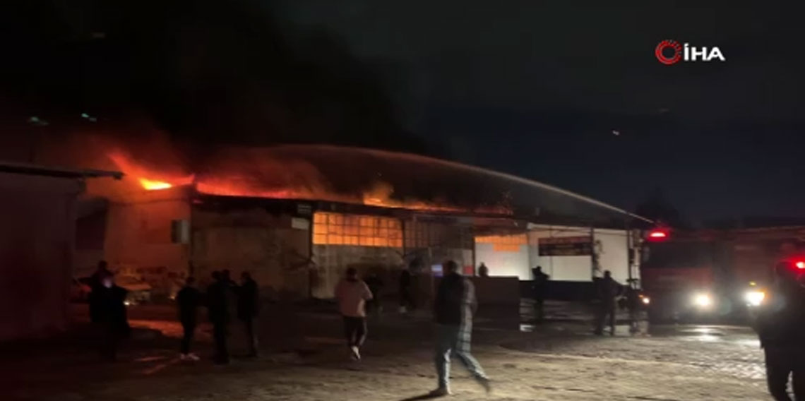 Alevlere teslim olan iş yerlerindeki araçları kurtarmak için zamanla yarıştılar