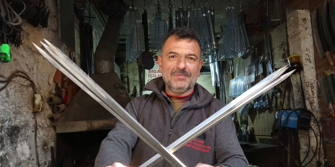 Eski yöntemlerle ürettiği kebap şişlerini 15 ülkeye ihraç ediyor