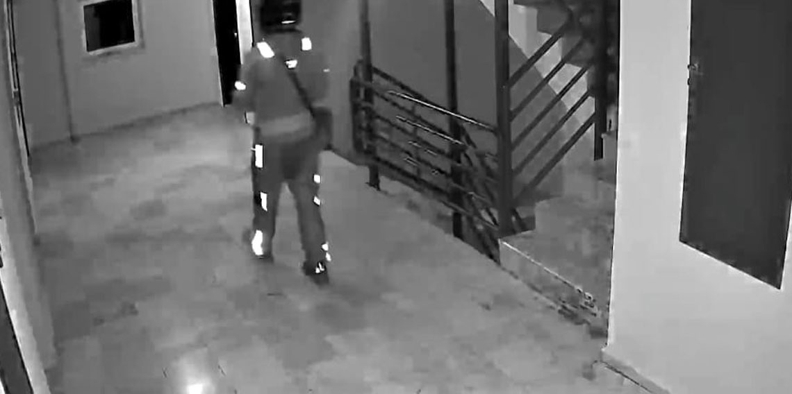 Kurye sipariş getirdiği binaya tuvaletini yaptı