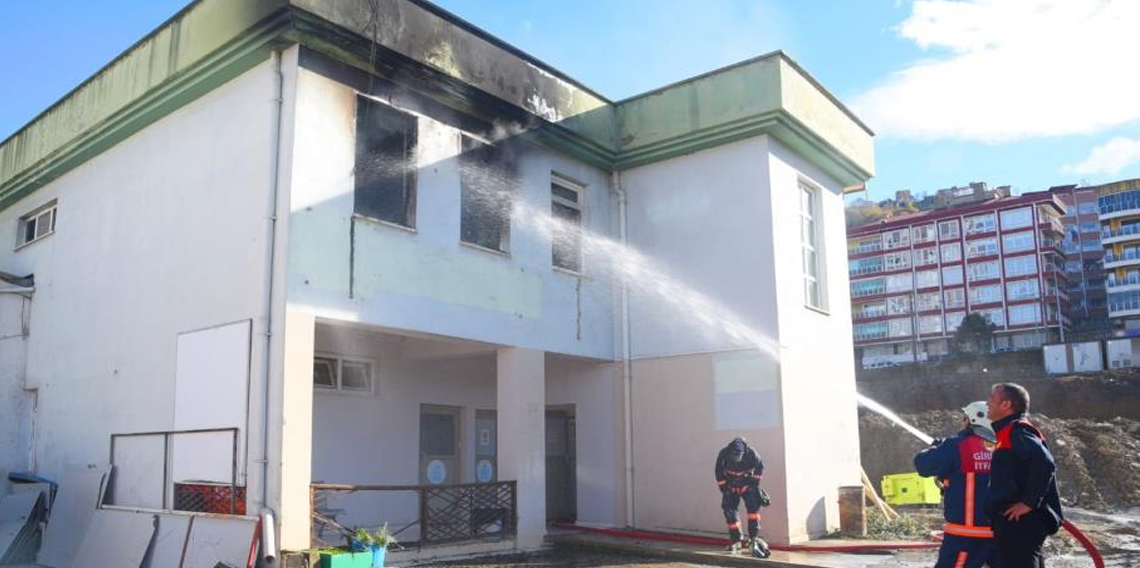 Gençlik merkezi çıkan yangında kullanılamaz hale geldi