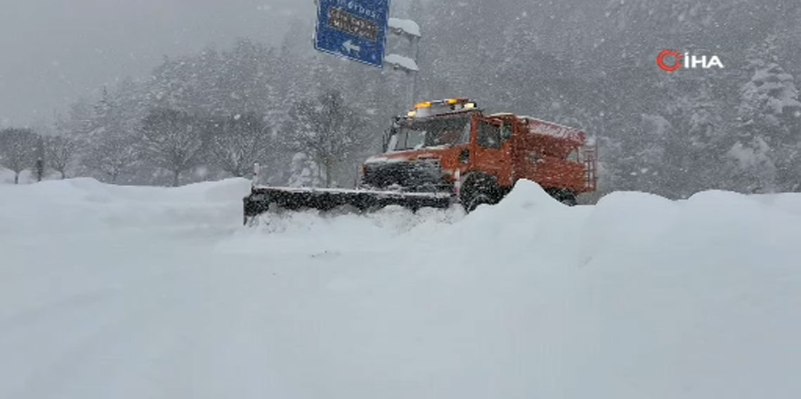 Karabük-Bartın yolunda kar kalınlığı 1,5 metreyi aştı
