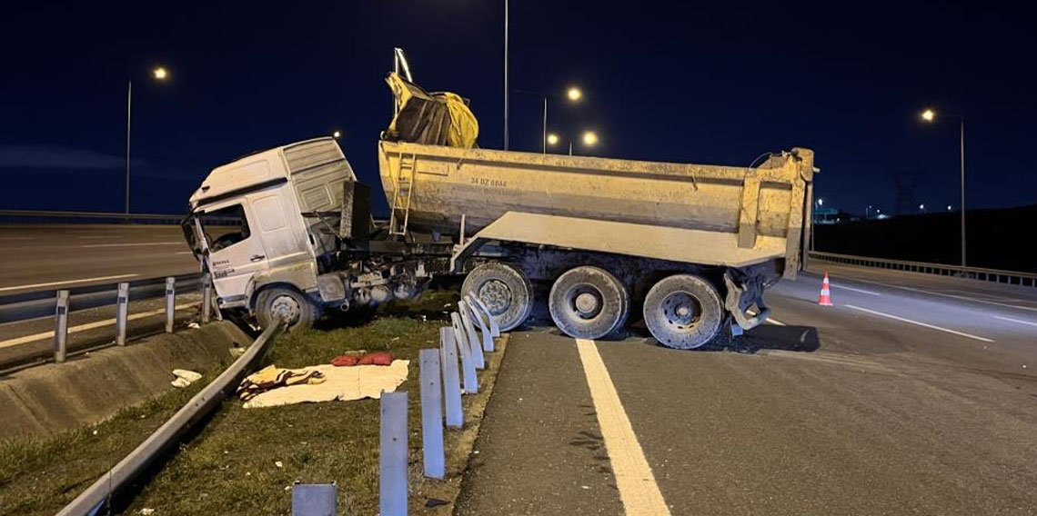 Başakşehir’de hafriyat kamyonu bariyere girdi: 1 ağır yaralı
