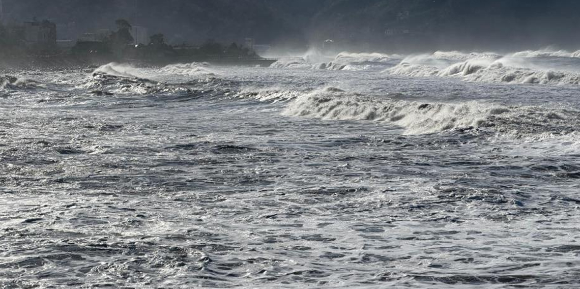 Artvin'de dev dalgaları görüntülemek isterken az kalsın suya kapılıyordu