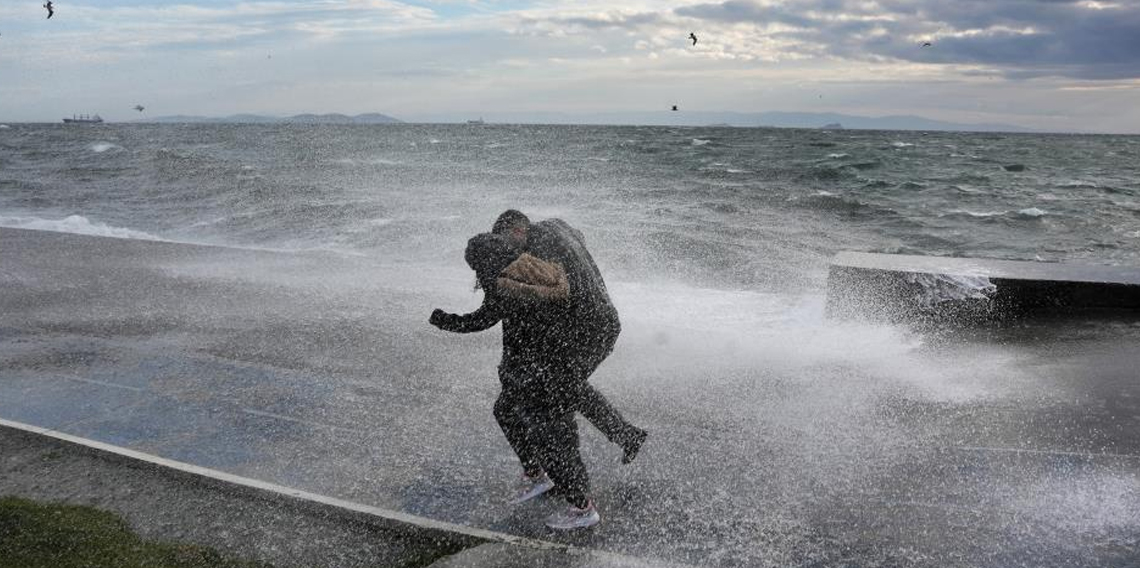 İstanbul'da dev dalgalara aldırış etmeden fotoğraf çekildiler