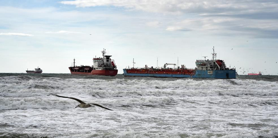 İstanbul'da birbirine temas eden tankerlerden biri kurtarıldı