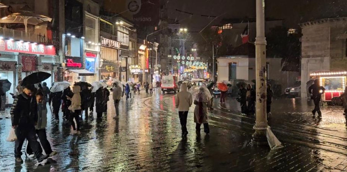 İstanbul'da kar yağışı devam ediyor