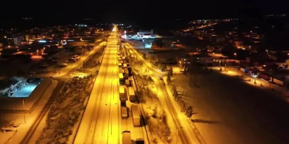 D-100 karayolunda kar çilesi... Onlarca araç mahsur kaldı