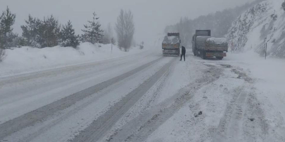Tokat-Sivas yolunda kar engeli