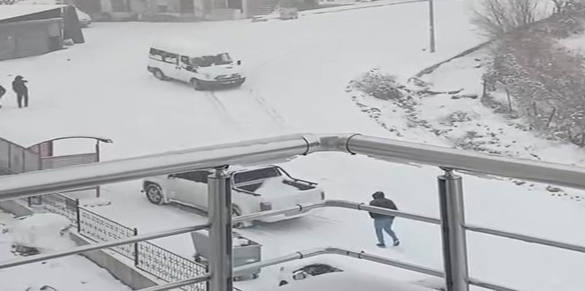 Kayarak üzerine gelen minibüsden son anda kurtuldu