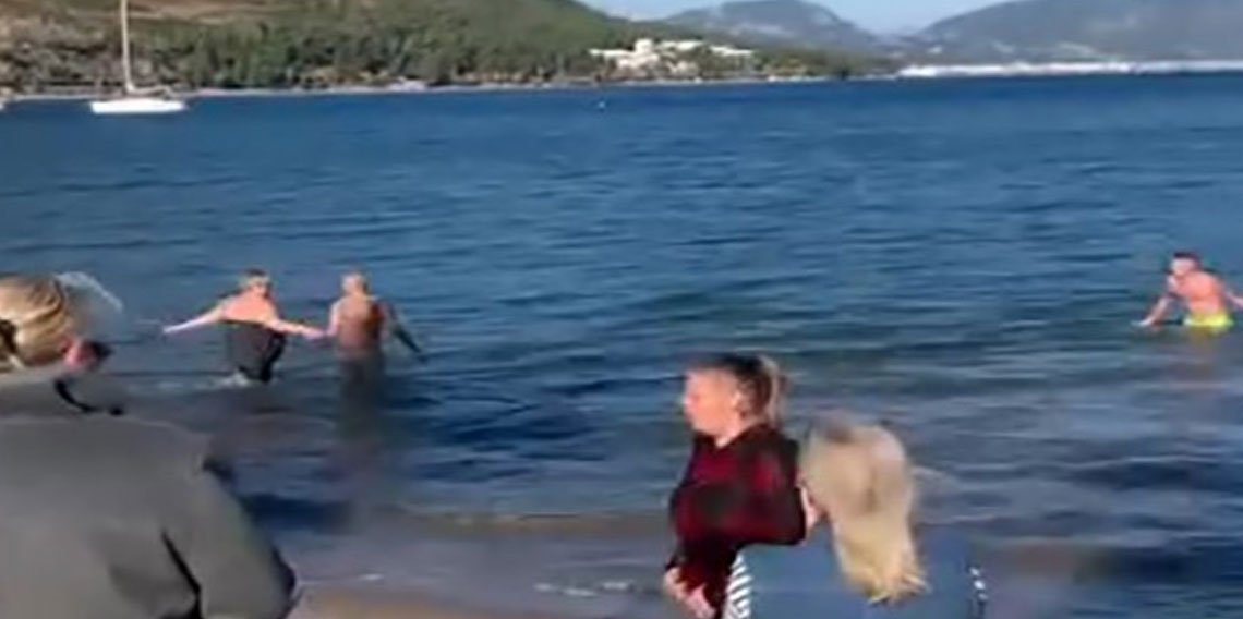 Marmaris’te yaşayan yerleşik yabancılar 2026’yı denize girerek karşıladı