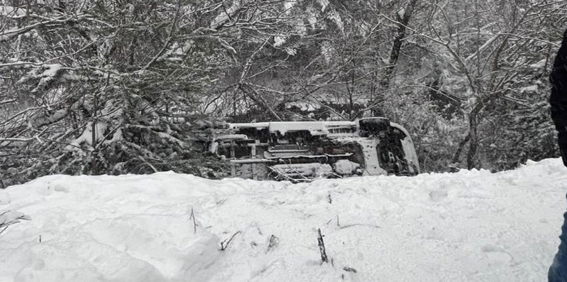 Gümüşhane'de ambulans dere yatağına yuvarlandı