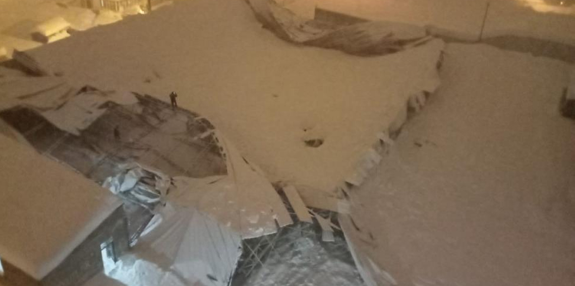 Yüksekova'da yoğun kar nedeniyle halı sahanın çatısı çöktü
