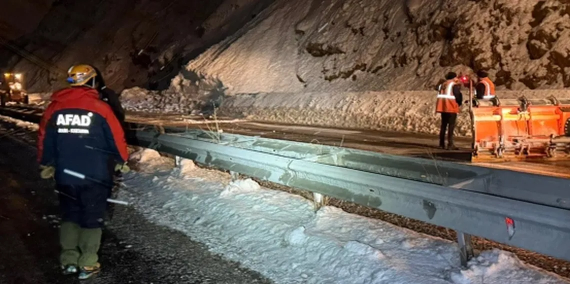 Van-Bitlis karayoluna çığ düştü
