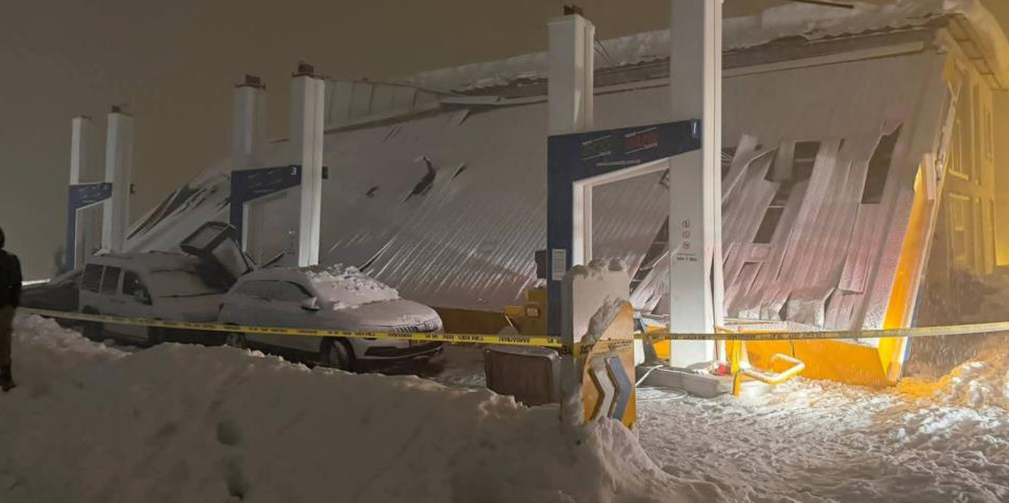 Hakkari'de akaryakıt istasyonunun çatısı çöktü