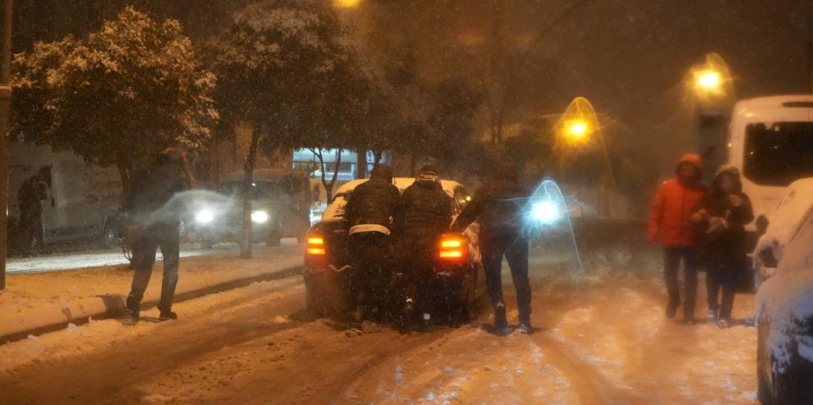 Samsun'da yoğun kar yağışı sürücülere zor anlar yaşattı