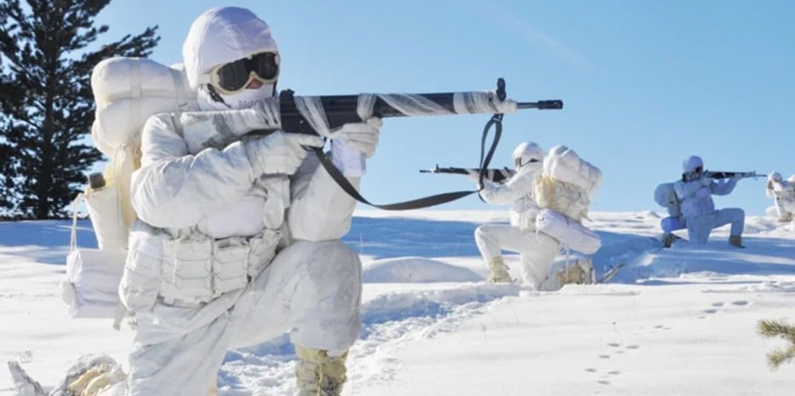Mehmetçik eğitimde: Beyaz kamuflajla barınma ve çığ kursu