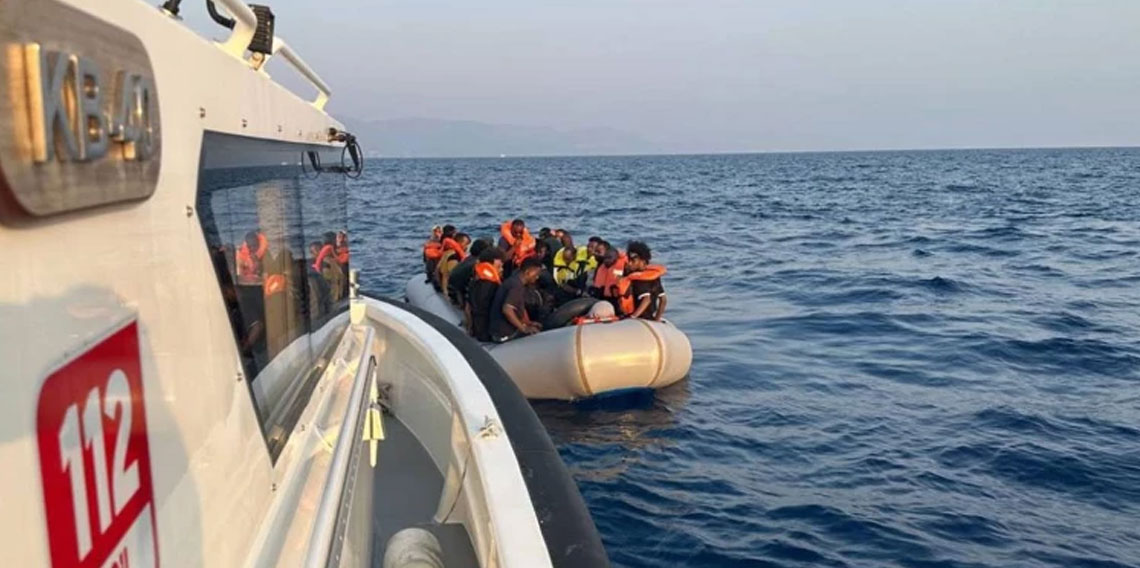 İzmir açıklarında 74 düzensiz göçmen yakalandı