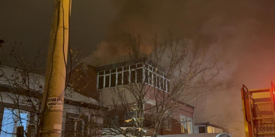 Çatıda çıkan yangın 2 saatte söndürüldü