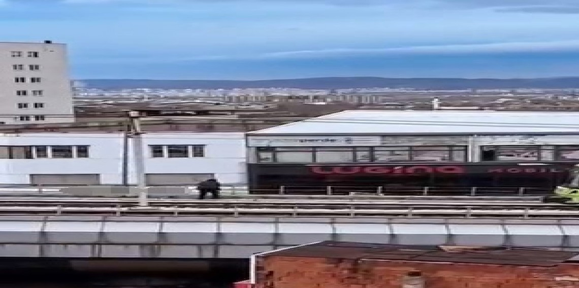 Rüzgarın kopardığı tabela metro hattına düştü