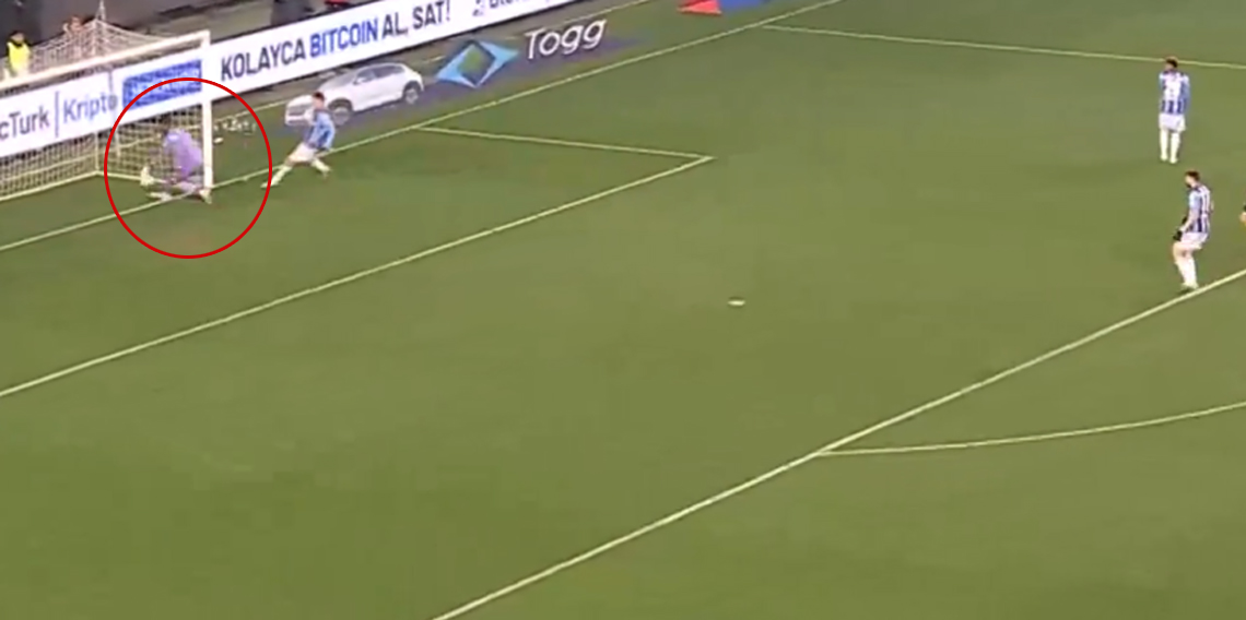 Onana topu son anda çizgiden çıkardı