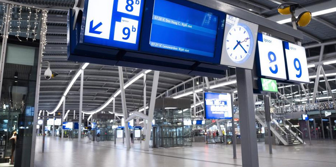 Hollanda'da kar yağışı tren seferlerini durdurdu, 300 uçuş daha iptal edildi