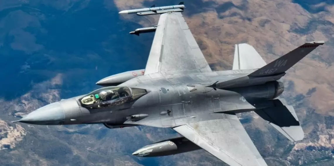 Tayvan'da F-16 savaş uçağı eğitim uçuşunda düştü