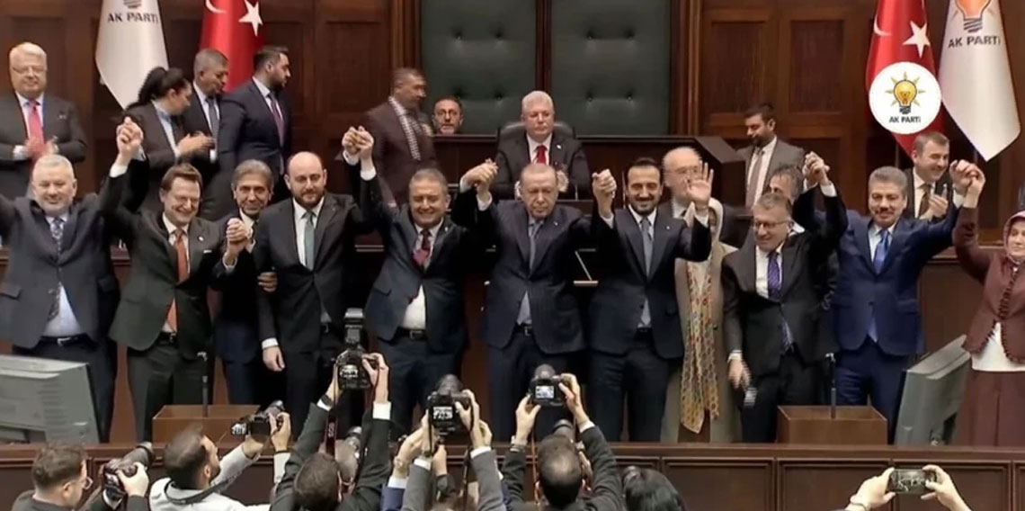 Partilerinden istifa eden 3 milletvekili AK Parti’ye katıldı