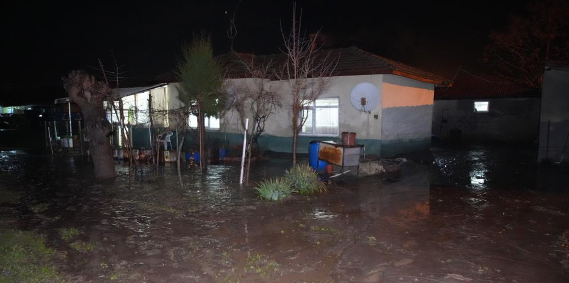 Edirne'de sağanak su baskınlarına yol açtı