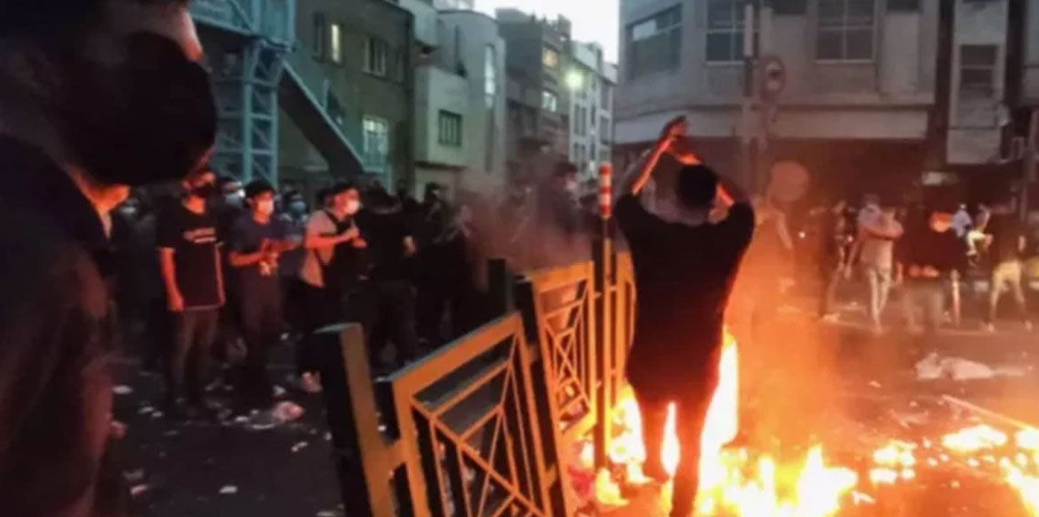 İran'da kaos artıyor! İnternet ülke genelinde kesildi, sokaklar yangın yerine döndü: 42 ölü