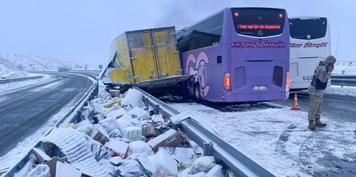 Kars'ta yolcu otobüsü kamyona çarptı: 9 yaralı
