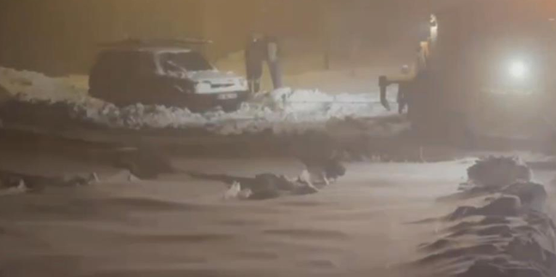 Yoğun kar yolu kapattı, ekipler mahsur kalan araca ulaştı