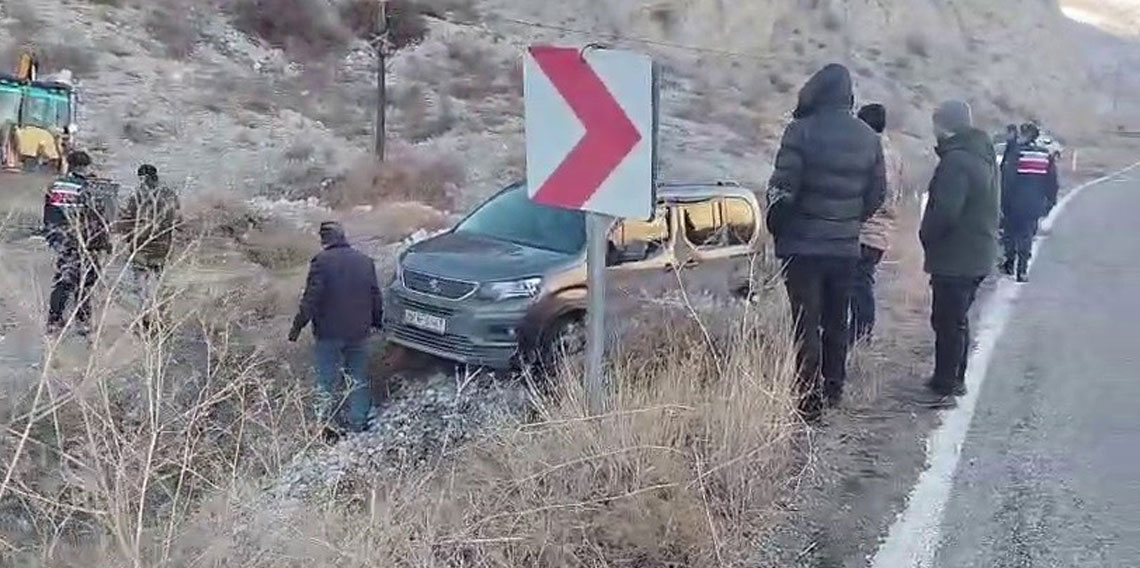 Buzlanan yolda kayan otomobil araziye uçtu!