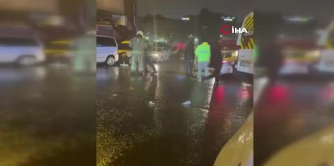 Bayrampaşa’da sağanak nedeniyle yol çöktü