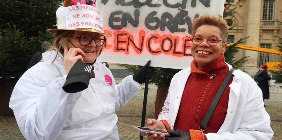 Fransa'da doktorlar 10 günlük grev kapsamında Paris'in sokaklarını doldurdu