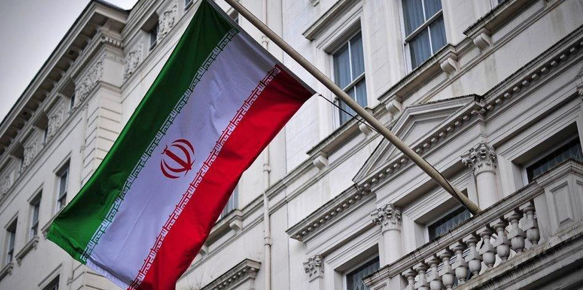 Londra'da göstericiler İran Büyükelçiliği'nde 1979 devrimi öncesine ait İran bayrağı açtı