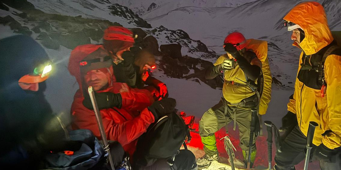 Trabzonlu Dağcılardan Zorlu Kış Tırmanışı: Demirkapı Tepesi Zirvesine Ulaştılar