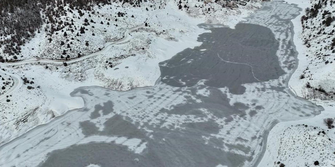 Kürebeli Barajı buz tuttu